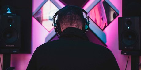 Классика, шум воды и еще 4 типа музыки, которые помогут вам настроиться на рабочий лад