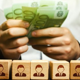 Работодателям запретят снижать премии более чем на 20% от зарплаты