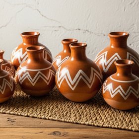 В TikTok новый тренд: пользователи едят маленькие горшки из глины, приправив их специями и соком лайма