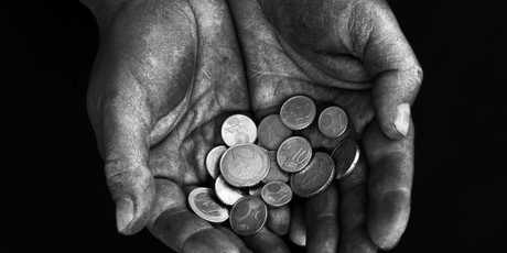 43 000 рублей — людей с такой зарплатой в РФ предлагают признать бедными