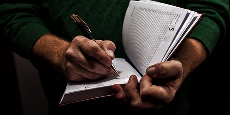 «Пишите о том, что не дает вам спать по ночам». Что такое автофикшн, и почему нам всем стоит попробовать себя в этом жанре
