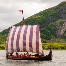 Археолог 26 раз отправлялся в плавание на традиционной открытой деревянной лодке, чтобы изучить пути викингов