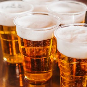 В соцсетях новый тренд: люди пытаются выпить бокал пива, пока они делают снимки в фотобудке