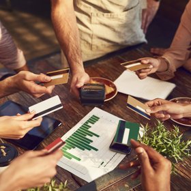 Шесть подруг из Австралии поделились лайфхаком для путешествий: они откладывают по $13 в неделю на общий счет и оплачивают с него билеты, отели, еду