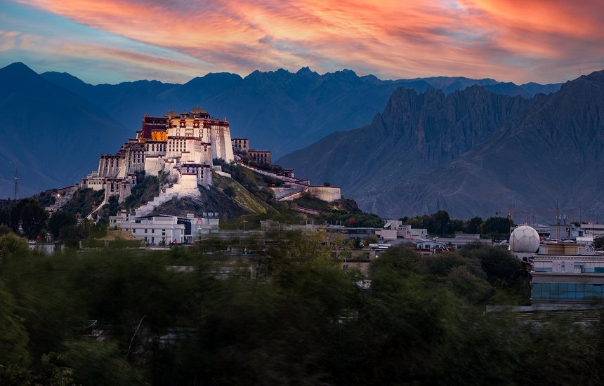 замок, красивый, гора, городской пейзаж, античный, достопримечательность, башня, дворец, небо, туристические направления, фон, город, дерево, наследие, история, строительное искусство, свет, китайские стили, регион, город, внешний вид, классический, место назначения, вера, туризм, архаичный, сумерки, лето, Лхаса, таинственный, плато, традиция, архитектура, пейзажи, китайские элементы, святой, Азия, буддизм, Тибет, монастырь, Китай, городской, культура, буддист, закат, облачный пейзаж, храм, сумерки, путешествие, людей нет;