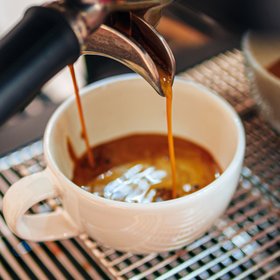 Кофе ухудшит усвоение витаминов, даже если выпить его через час посли приема препаратов