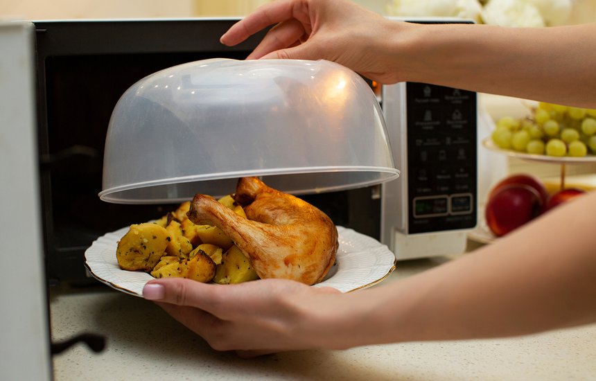 пластиковая крышка для кухни,тарелок,женщины,повара,пластиковая крышка для еды,еда в микроволновой печи,еда,женская кухня,дом,интерьер,здоровье,приготовление пищи,кухня,руки повара,крышка для микроволновой печи;