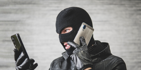 С 1 октября 2025 года в мобильных приложениях банков можно будет заявить о мошенничестве