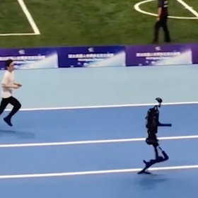 Робот-гуманоид сбил с ног человека во время забега и пришел к финишу первым