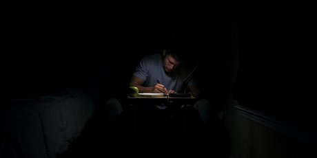 Лайфхак от психологов: взламываем свои автоматические мысли и перестаем гонять их по кругу