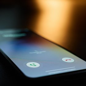 Зумеры и миллениалы не любят отвечать на телефонные звонки, и из-за этого они упускают карьерные возможности