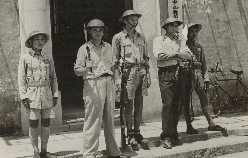 Роберт Капа (второй справа) в период японо-китайской войны. 1938 год