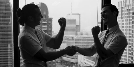 Думай о хорошем: что такое токсичная позитивность и как не идти у нее на поводу