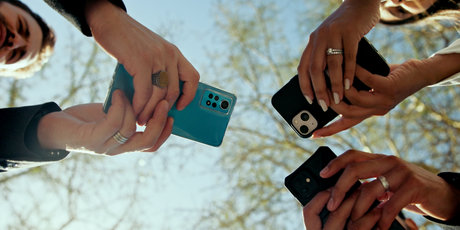 В японском городе Тойоке жителям запретили пользоваться смартфонами более двух часов в день