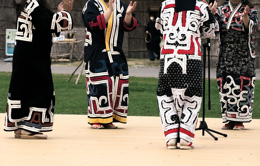 Айны в традиционных костюмах