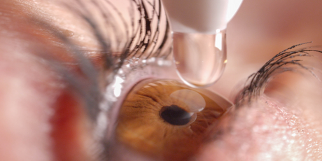 В США одобрили первые глазные капли, которые возвращают зрение вблизи