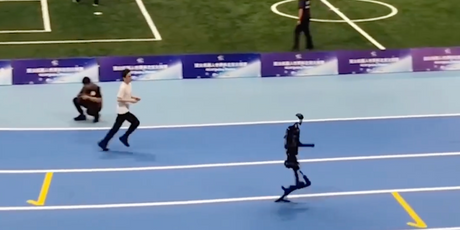 Робот-гуманоид сбил с ног человека во время забега и пришел к финишу первым