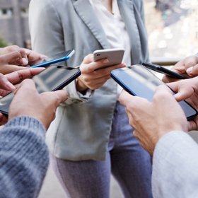 «Прошу рассмотреть возможность», «Синканемся» и «Надо было вчера»: россияне назвали самые раздражающие фразы в рабочей переписке