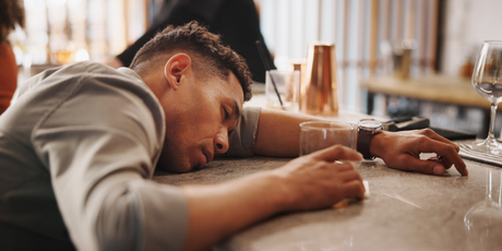 Миллениалы — самое пьющее поколение за всю историю человечества